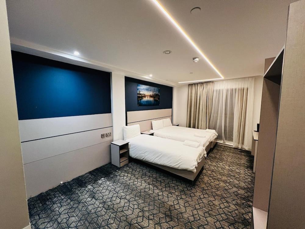 Ilford Grand Hotel Room Type - Deluxe Triple Room, Ensuite Ilford Grand Hotel Room Type - Deluxe Triple Room, Ensuite
