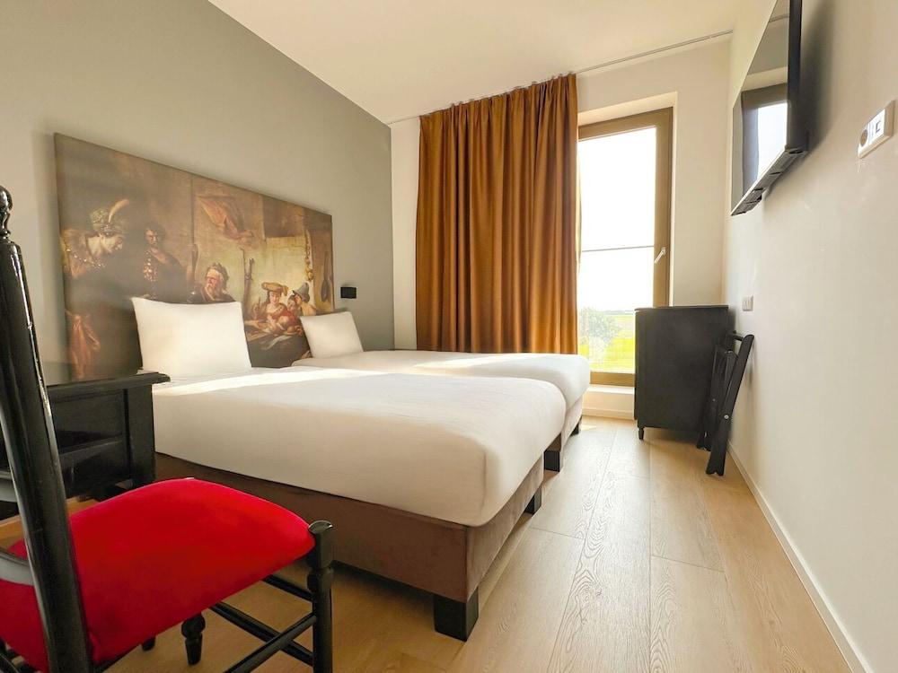 HOTELUX Amsterdam Airport Hotel - Tap to explore photos
