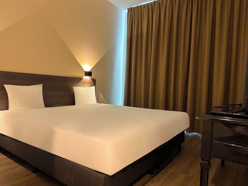 HOTELUX Amsterdam Airport Hotel - Tap to explore photos