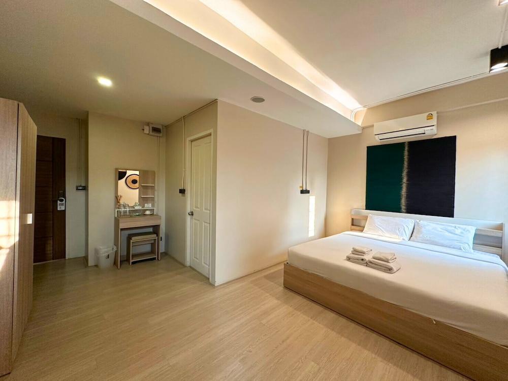 Rema Room Type - Deluxe Room, 1 King Bed, Non Smoking, Private Bathroom