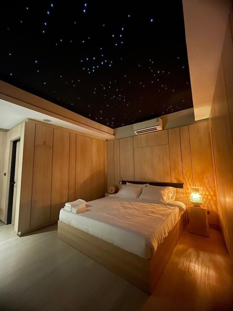 Rema Room Type - Superior Room, 1 King Bed, Non Smoking, Refrigerator & Microwave