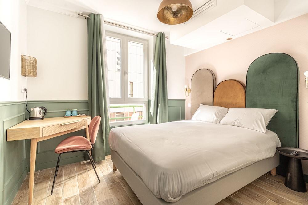 District Nation Room Type - Classic Double Room, 1 Queen Bed