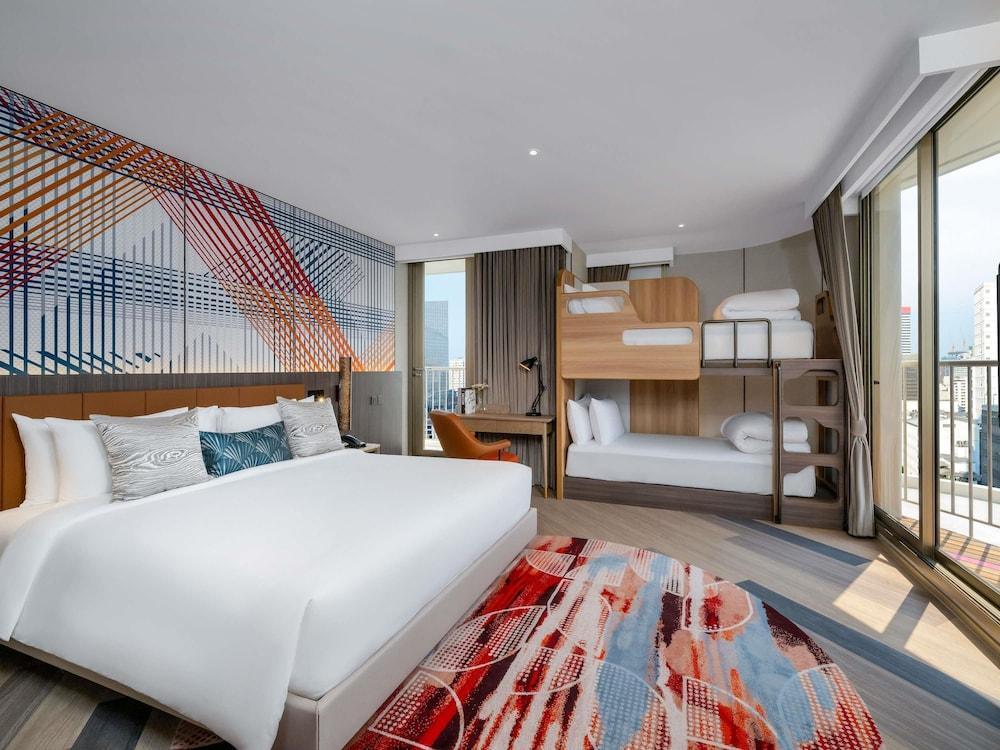Mercure Bangkok Surawong Room Type - Family Room, Multiple Beds, Balcony
