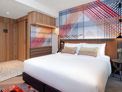 Mercure Bangkok Surawong Room Type - Deluxe King Corner Room