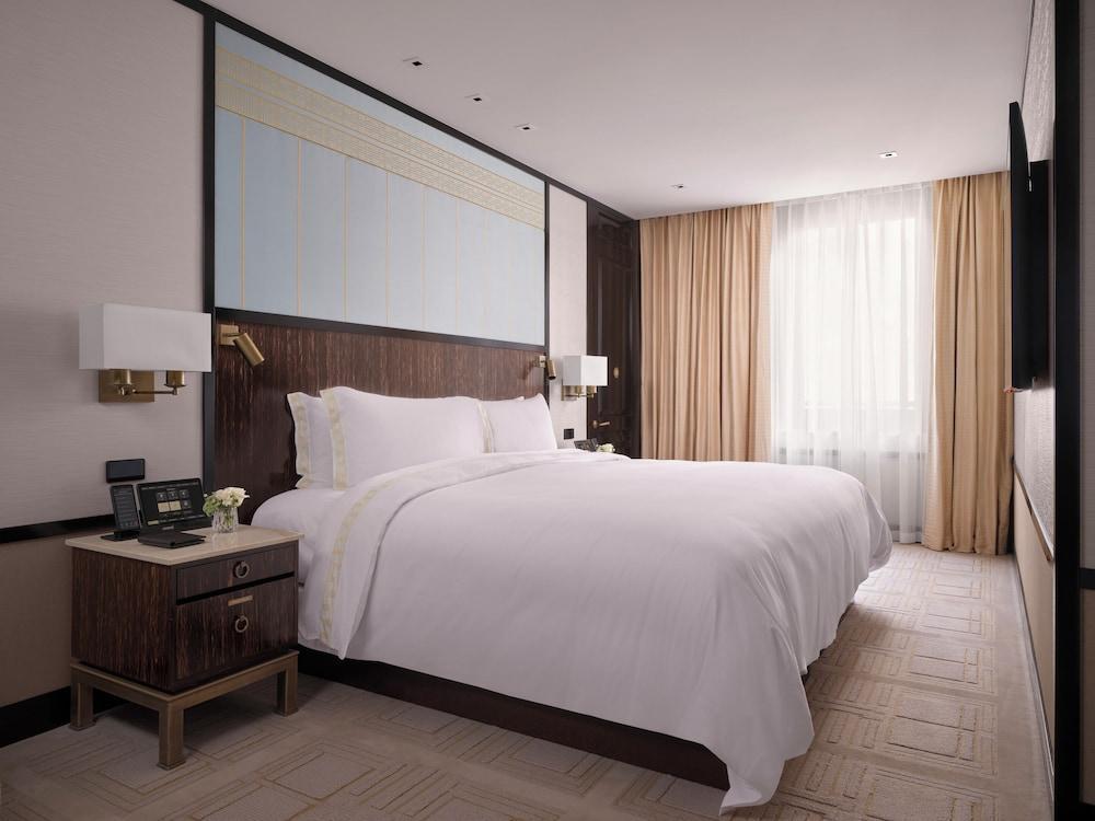 The Peninsula London Room Type - Deluxe Suite, 1 King Bed The Peninsula London Room Type - Deluxe Suite, 1 King Bed