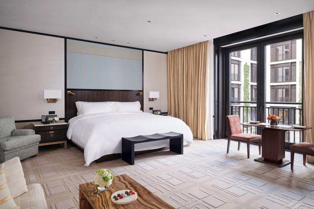 The Peninsula London Room Type - Junior Suite, 1 King Bed