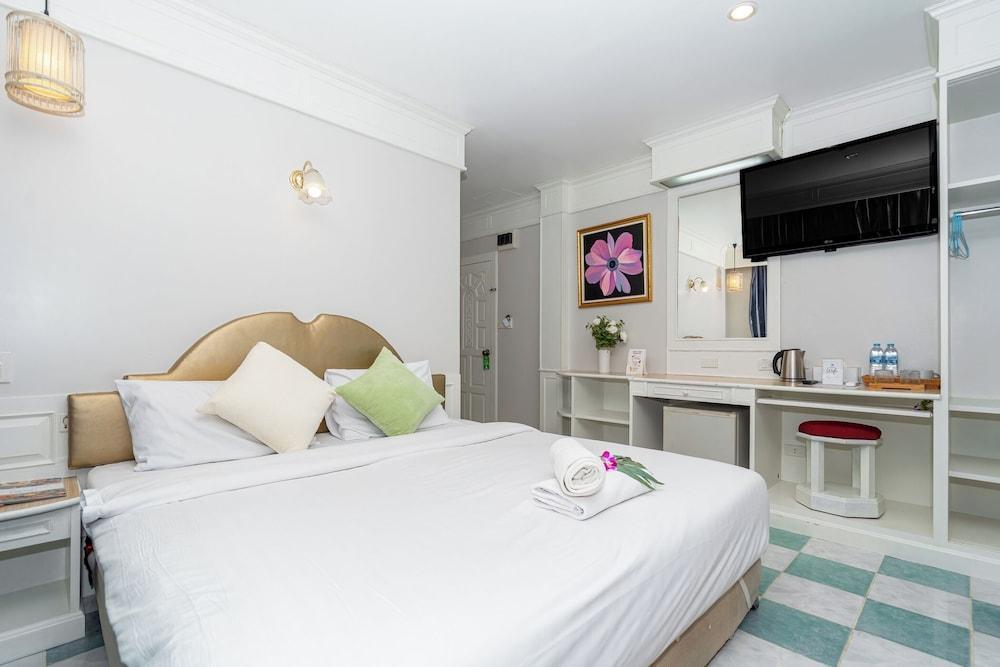 Patong Social Hotel & Restaurant Room Type - Standard Double Room