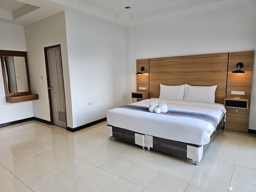 The Base Inn Pattaya Room Type - Deluxe Double Room With Balcony
