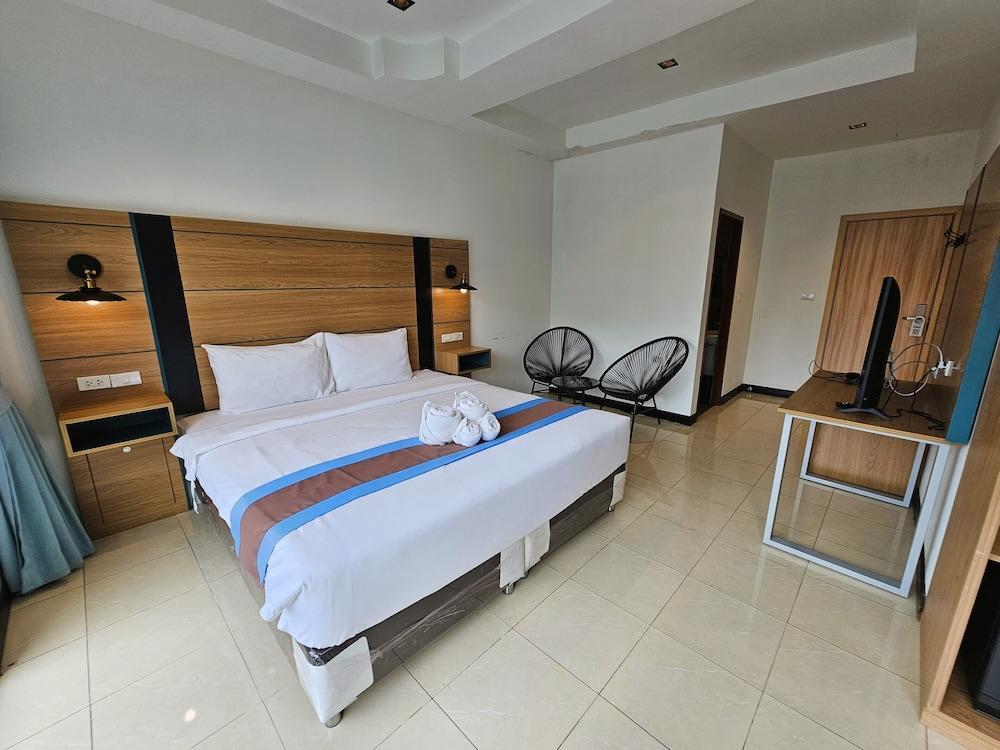 The Base Inn Pattaya Room Type - Superior Double Room With Balcony