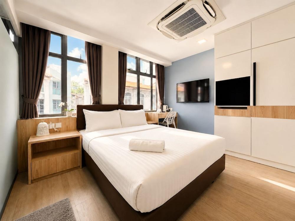 Aura Hotel Mackenzie Room Type - Comfy Queen, Window