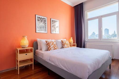 High-Ceiling Three-Bedroom Central Apartment