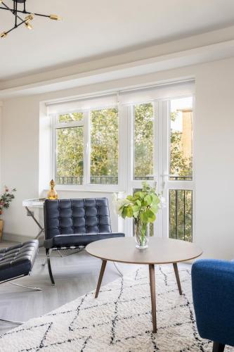 Lux Regents Park 2 bed 2 bath penthouse with AC - Tap to explore photos