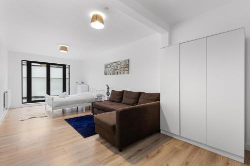 3 Bedroom Sleep12 in London MR2 - Tap to explore photos