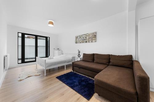3 Bedroom Sleep12 in London MR2 - Tap to explore photos