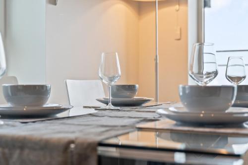 Elegant 2BR flat on 20th floor near many attractions - Tap to explore photos