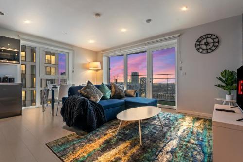 Elegant 2BR flat on 20th floor near many attractions - Tap to explore photos