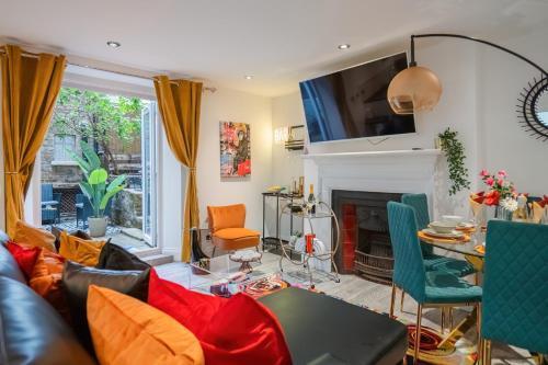 Funky Trendy Modern 3 Bed 3 Bath House In Dalston - Tap to explore photos