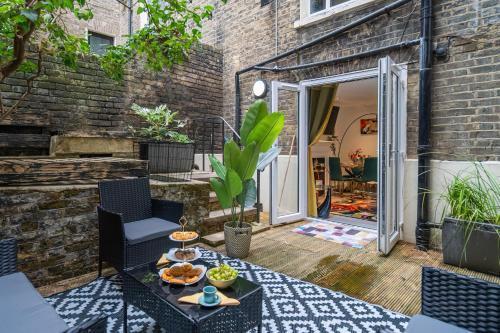 Funky Trendy 3 Bed 3 Bath with Patio in Dalston - Tap to explore photos