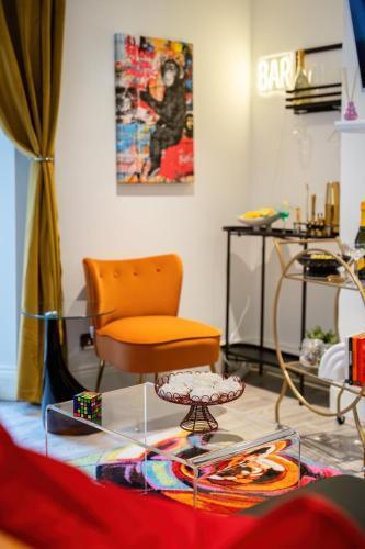 Funky Trendy Modern 3 Bed 3 Bath House In Dalston - Tap to explore photos
