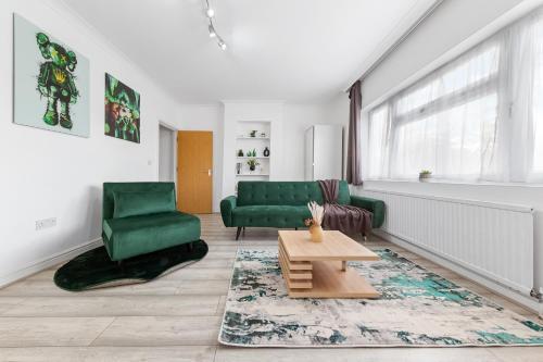 Green Hype - 10 mins to stadium - Sleeps 8 - Tap to explore photos