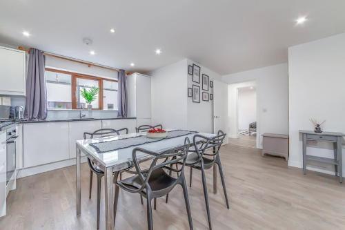 Amazing 2 Bed Bath Flat with London Eye View LM7 - Tap to explore photos