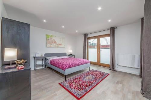 Amazing 2 Bed Bath Flat with London Eye View LM7 - Tap to explore photos