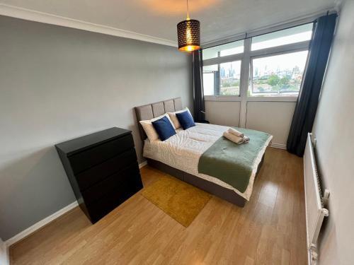 New Tower Bridge , Canada Water 2 bedroom flat with a view - Tap to explore photos