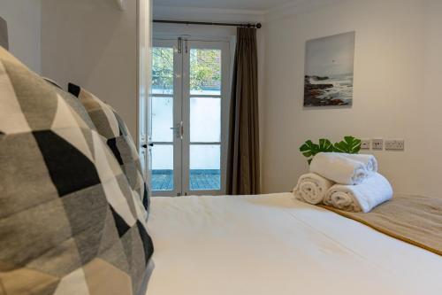 4 Bedrooms Peaceful Home Abbey Rd - St Johns Wood - Tap to explore photos