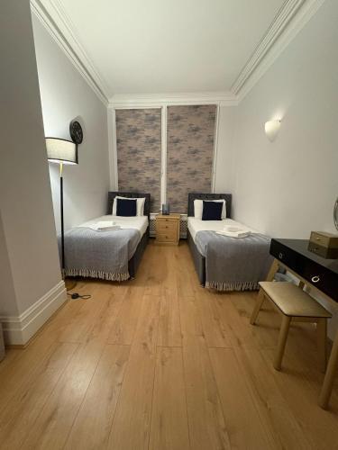Star London Warwick Mansions 3-Bed Oasis - Tap to explore photos