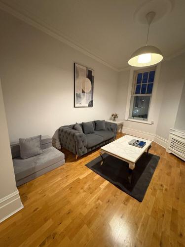 Star London Warwick Mansions 3-Bed Oasis - Tap to explore photos