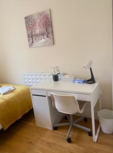 Cosy Private Rooms in Euston Square, Central London - Tap to explore photos