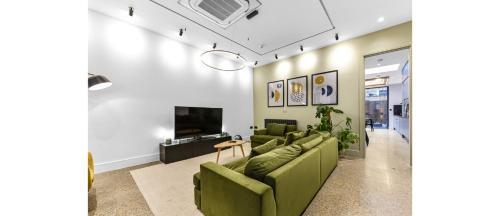 Luxury Abode: 5-Bed Haven Ideal for Big Groups! - Tap to explore photos
