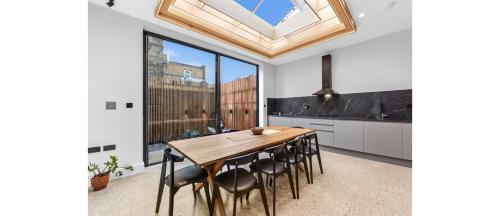 Luxury Abode: 5-Bed Haven Ideal for Big Groups! - Tap to explore photos