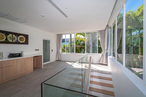 Phuket 4-6 Bedroom Seaview Villa Infinity 25mPool In-Villa Dining & Butler Gym - Tap to explore photos