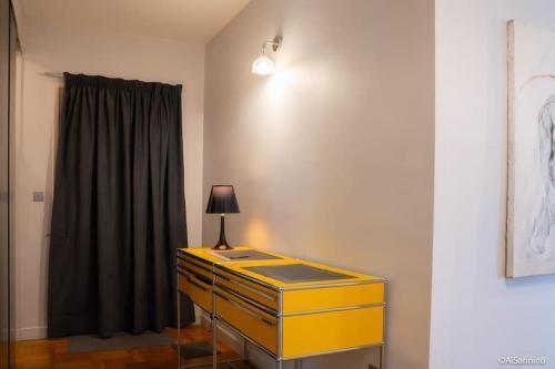 Moderne 2 pièces en plein Paris au bord de Seine