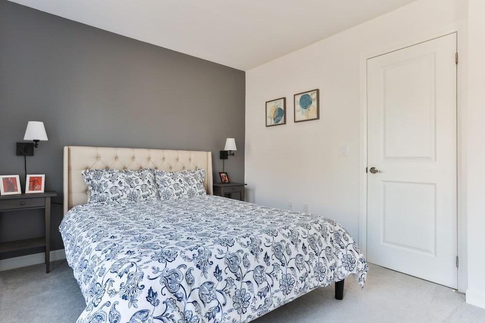 Central 3BDR Townhouse in Downsview Park - Tap to explore photos