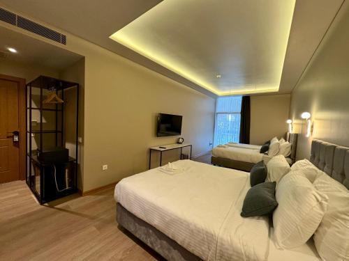 Weingart Suites Hotel
