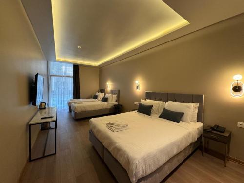 Weingart Suites Hotel - Tap to explore photos