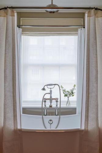 Henrys Townhouse Marylebone, London - Tap to explore photos