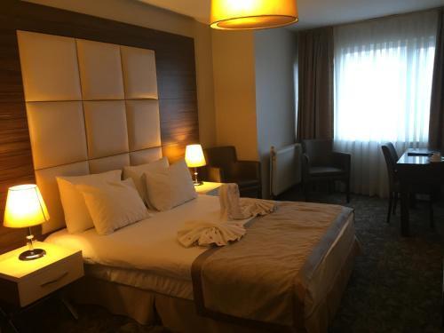 Derpa Hotel Room Type - Deluxe Room (2 Adults + 1 Child)