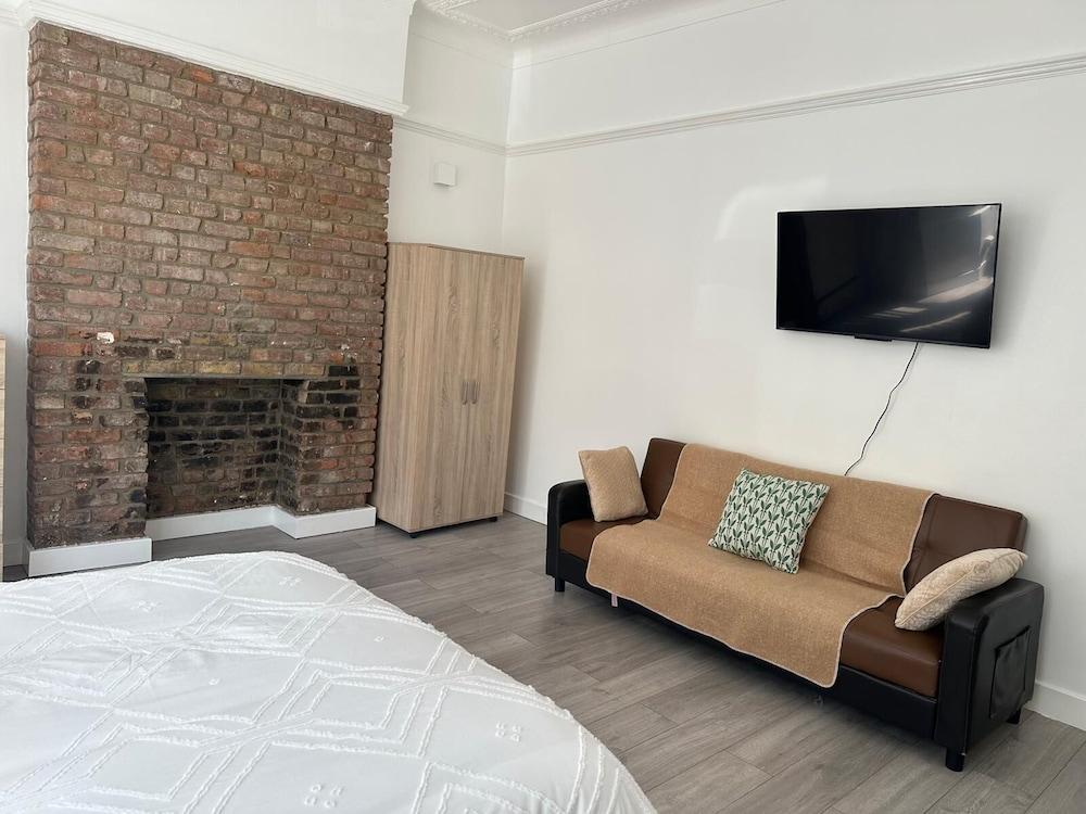 Finsbury Park Studios Room Type - Deluxe Studio, Ensuite, City View Finsbury Park Studios Room Type - Deluxe Studio, Ensuite, City View