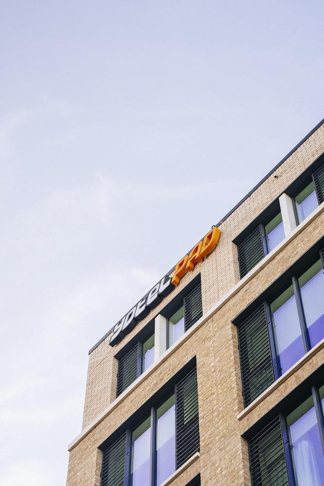 YOTELPAD London Stratford - Tap to explore photos