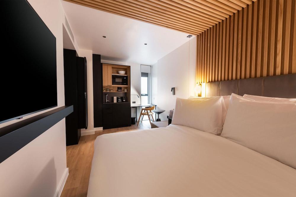 YOTELPAD London Stratford - Tap to explore photos