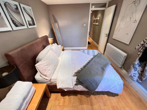 Happy River Thames View Entire Apartment - Tap to explore photos