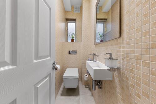 Harrods 2 Bed Lux Flat w/patio - Tap to explore photos