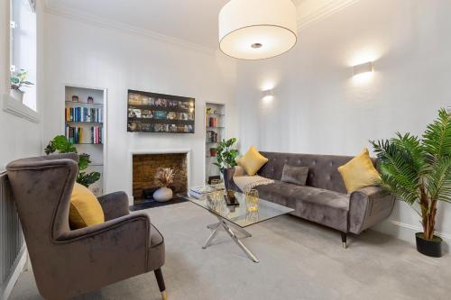 Harrods 2 Bed Lux Flat w/patio - Tap to explore photos