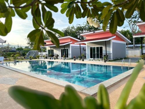 พัชรี รีสอร์ท ภูเก็ต Patcharee Resort Phuket Room Type - King Suite with Pool View