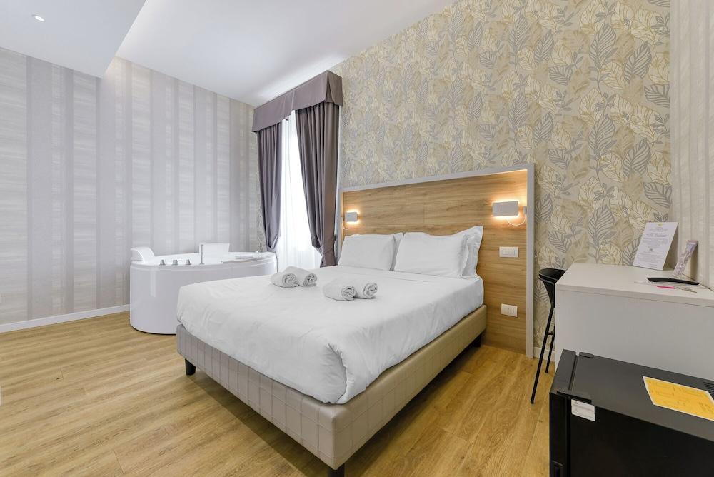 Rome's Gloria Hotel Room Type - Romantic Room, 1 Queen Bed, Hot Tub