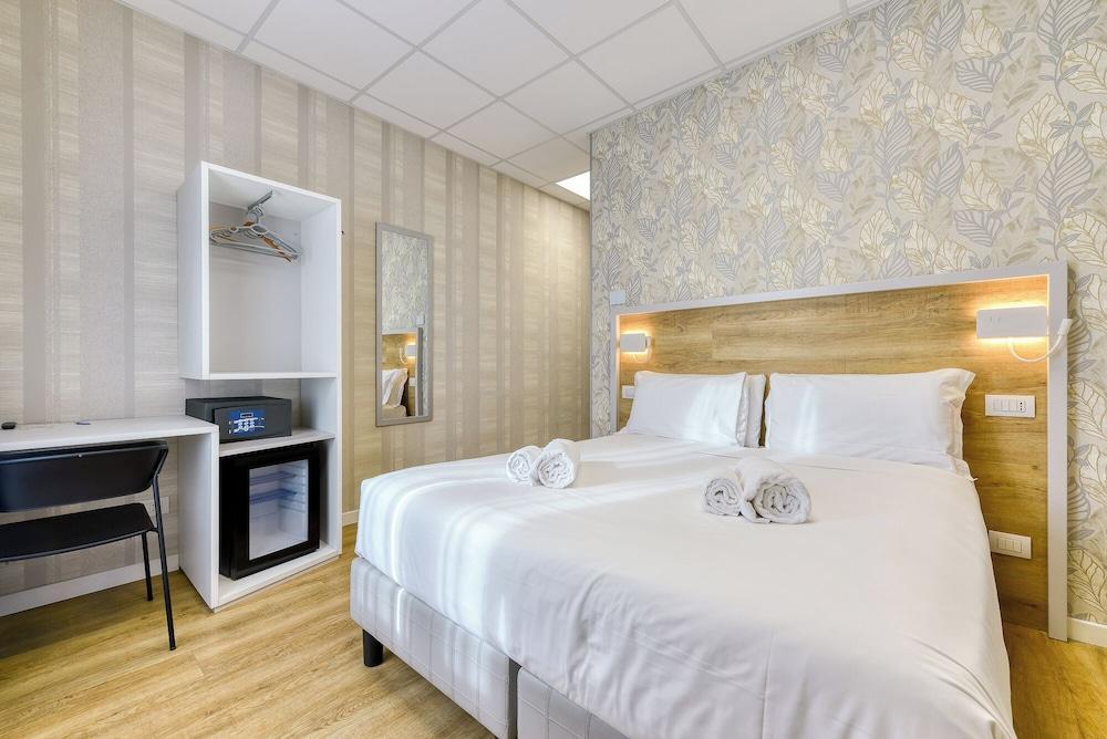 Rome's Gloria Hotel Room Type - Deluxe Room