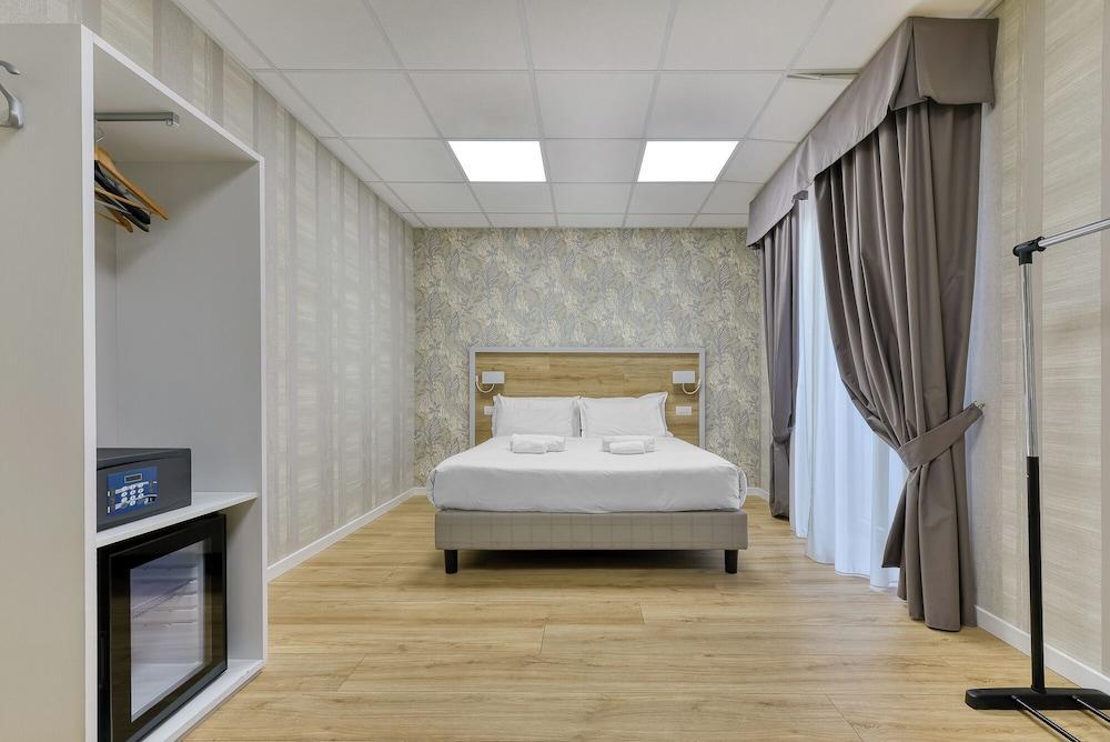 Rome's Gloria Hotel Room Type - Queen Room